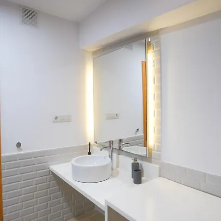 Oceanside Luxury Loft - Fast Wi-fi - Workstations קורלחו