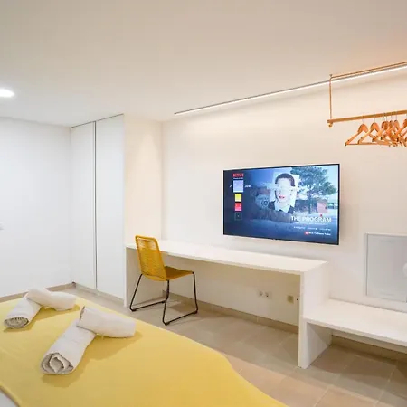 Oceanside Luxury Loft - Fast Wi-fi - Workstations קורלחו